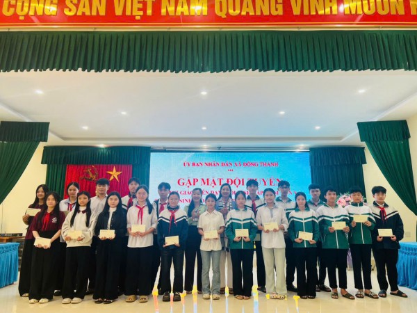 Lãnh đạo UBND xã Đông Thành và Trường THCS Đô Thành gặp mặt, động viên đội tuyển trước kỳ thi học sinh giỏi cấp tỉnh năm học 2025–2026