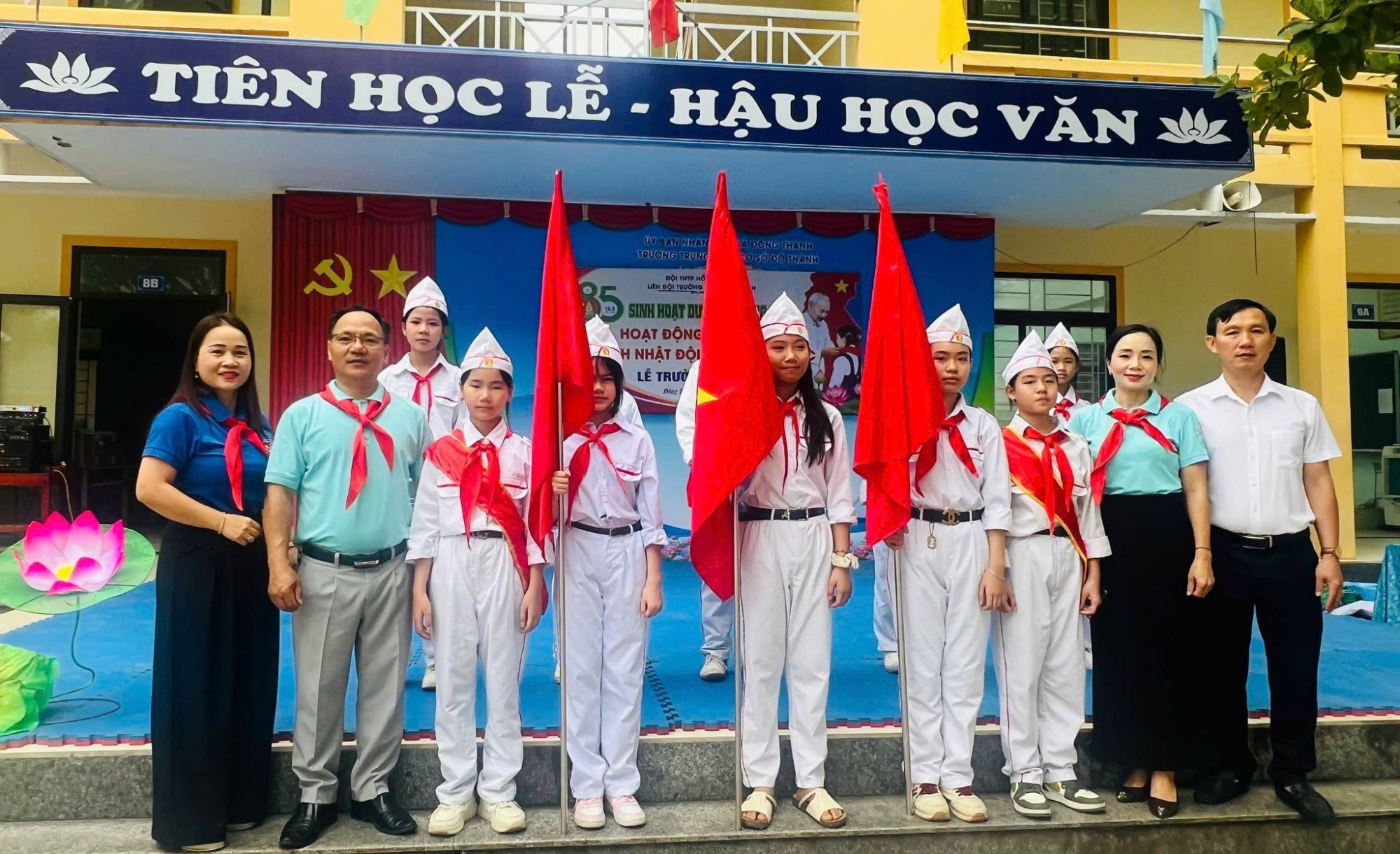 TRƯỜNG THCS ĐÔ THÀNH TỔ CHỨC SINH HOẠT DƯỚI CỜ THÁNG 5 VÀ TUYÊN TRUYỀN GIÁO DỤC PHÁP LUẬT VỀ AN TOÀN GIAO THÔNG.